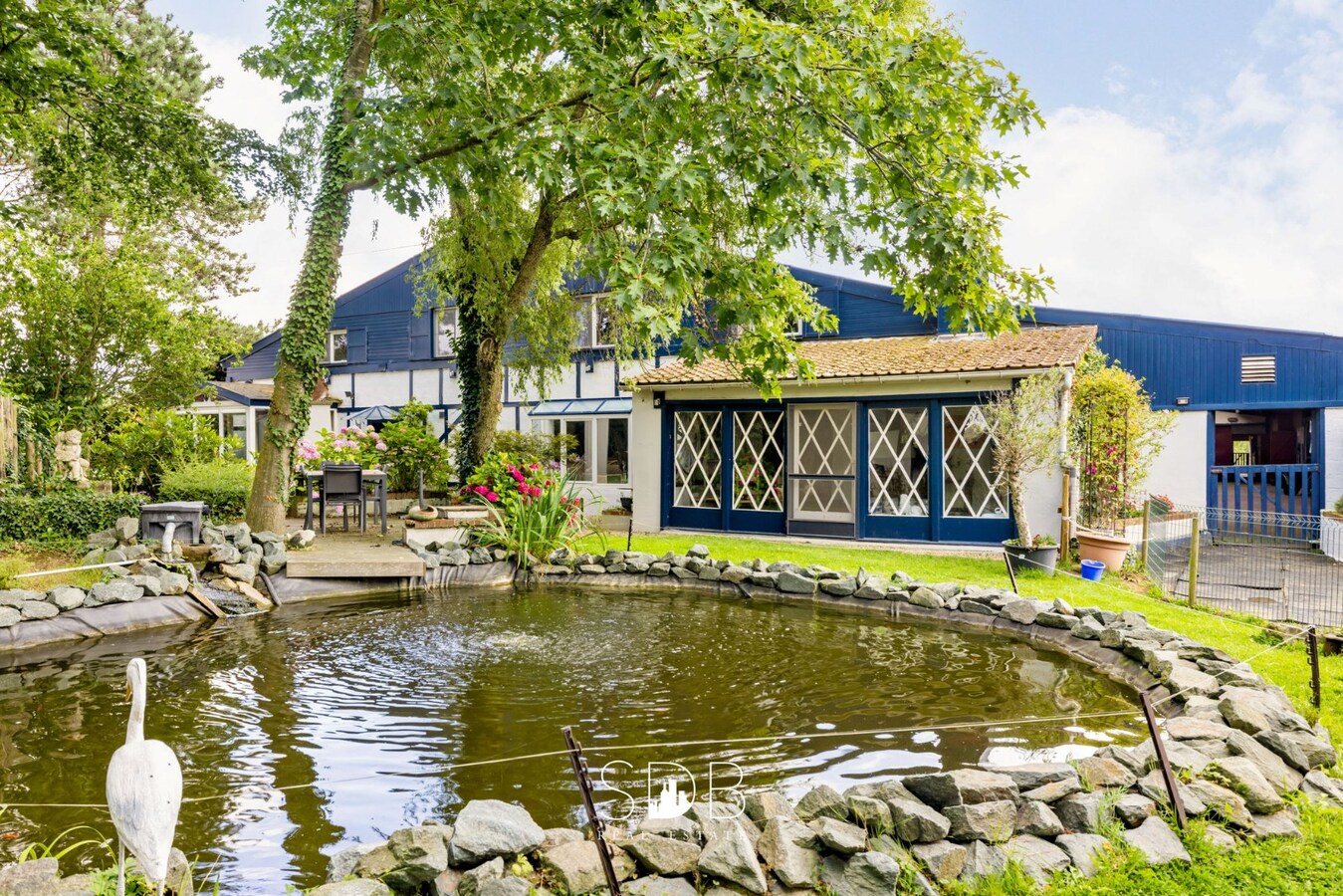 Hedendaagse woning met hippisch complex op circa 2hectare 