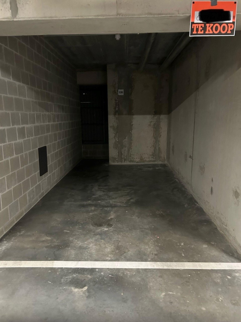 Ruime autostaanplaats te residentie promenade voorzien van een sluitende berghoek. 