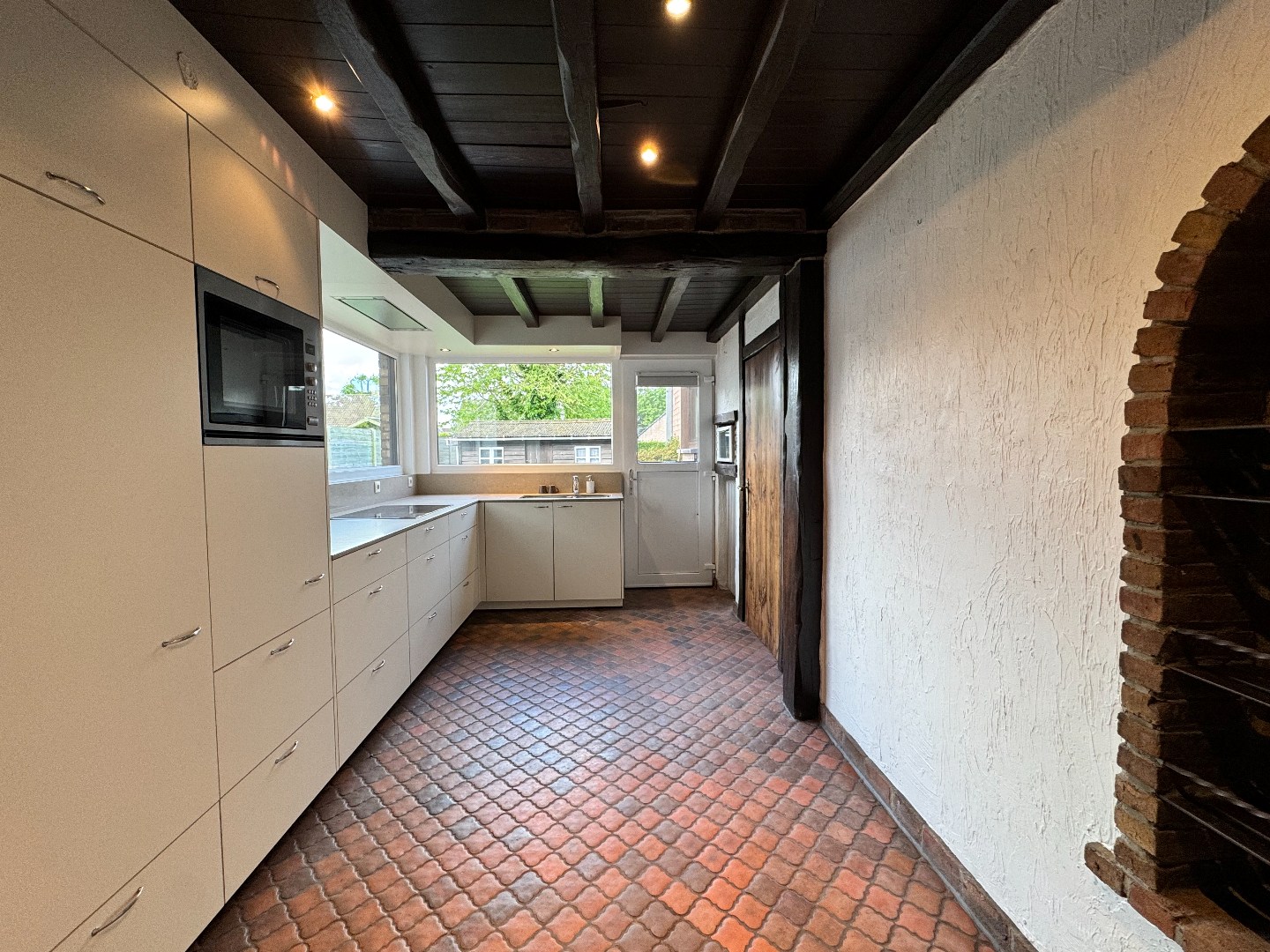 Verzorgde halfopen woning met 3 slaapkamers in rustige doodlopende straat. 