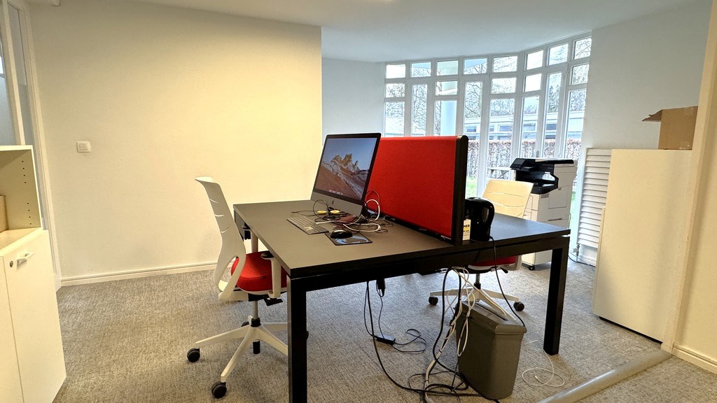 Ingedeelde kantoorruimte te huur vlakbij R4 en E40 in Drongen