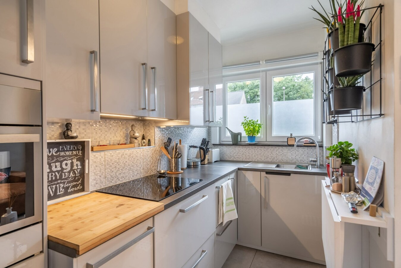 Gerenoveerd appartement met 2 slaapkamers en garage 