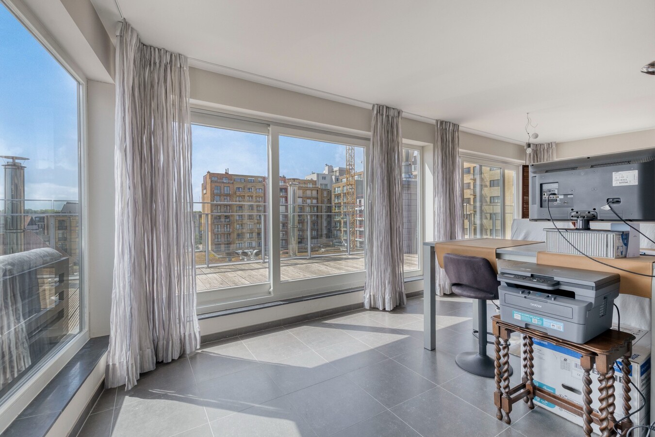 Penthouse ensoleillé avec une très grande terrasse 