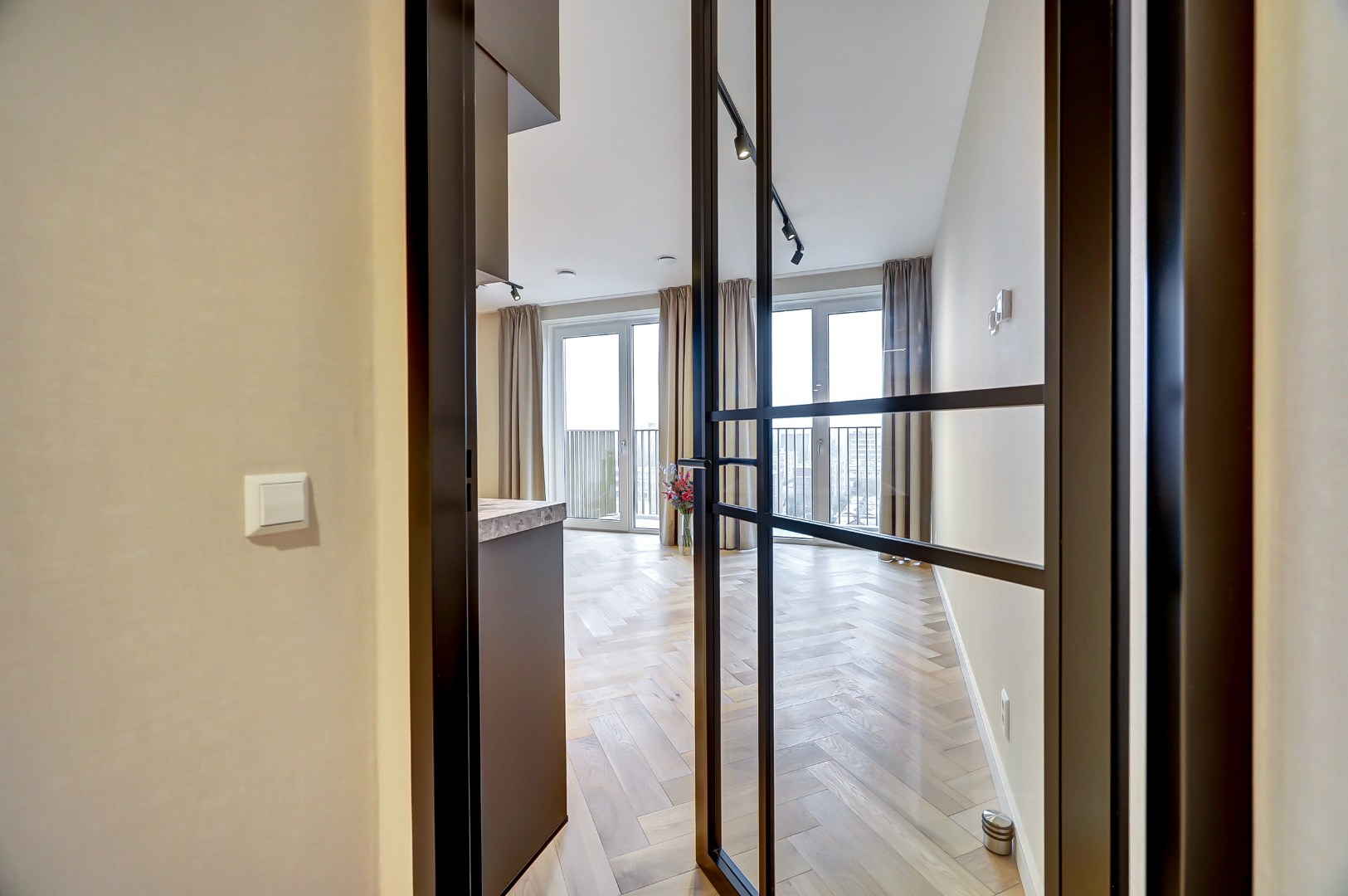 Nieuw en instapklaar 3-kamer appartement op de zevende verdieping met luxe keuken en badkamer, riant uitzicht over de omgeving en naar het centrum van Rotterdam. 