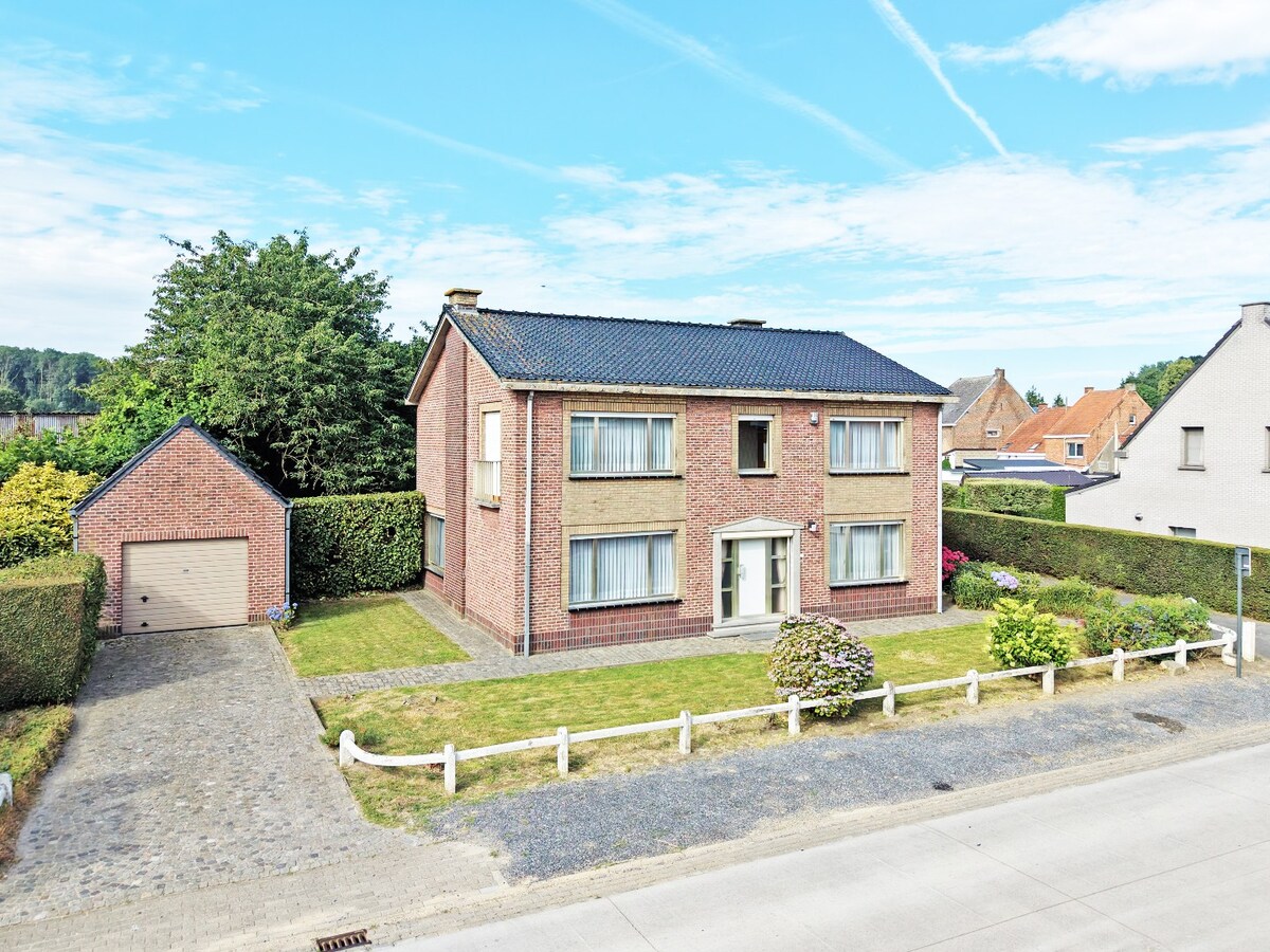 Ruime sixties villa met vergunde loodsen (350m²) te Vlierzele 