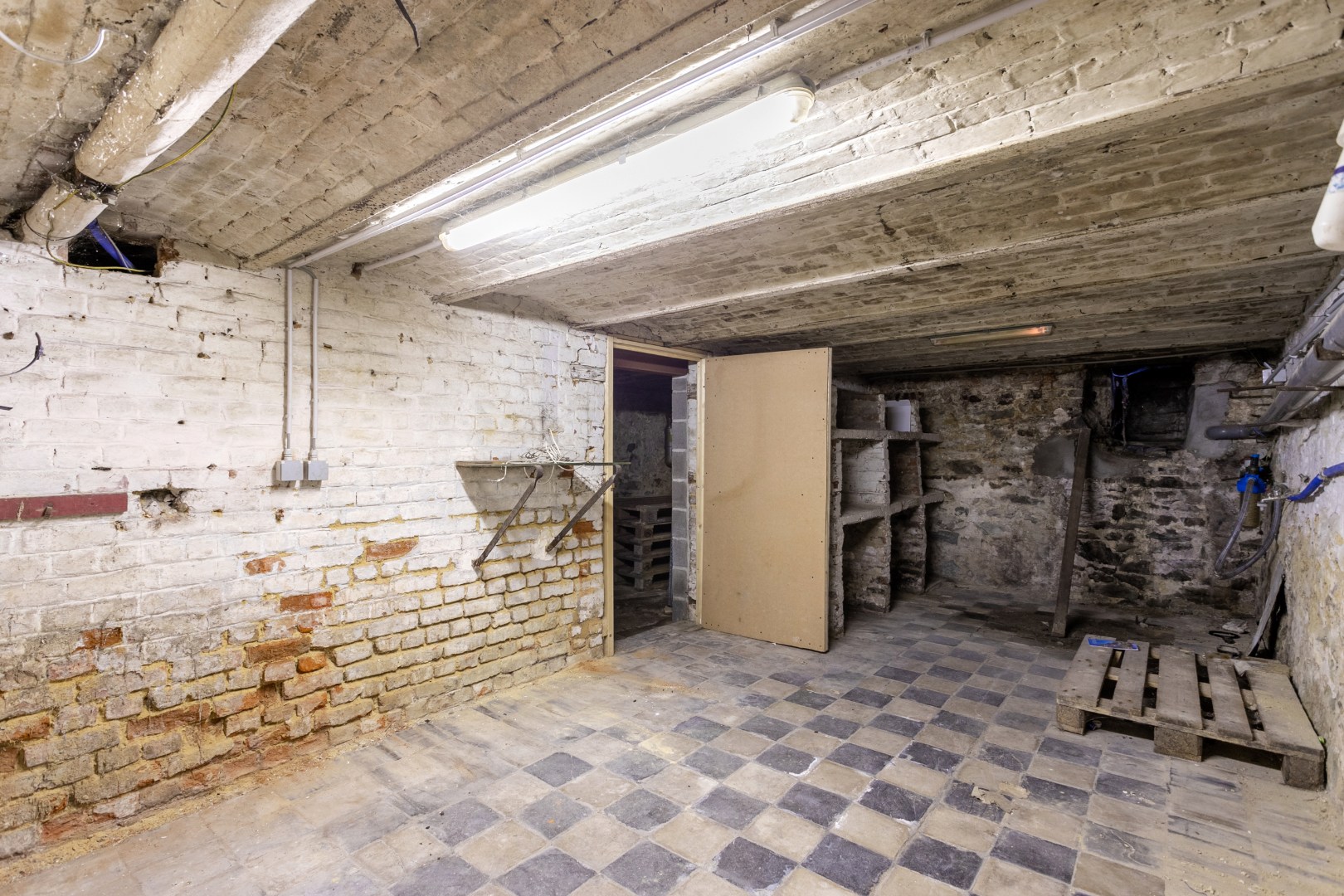 Handelsruimte met woonst op een gunstige ligging 