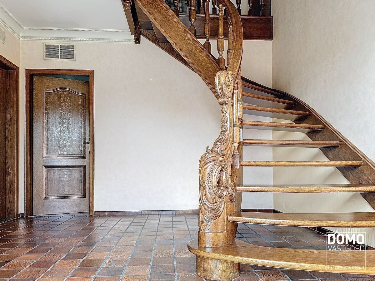 Ruime open bebouwing woning met afgesloten tuin te Kermt. 