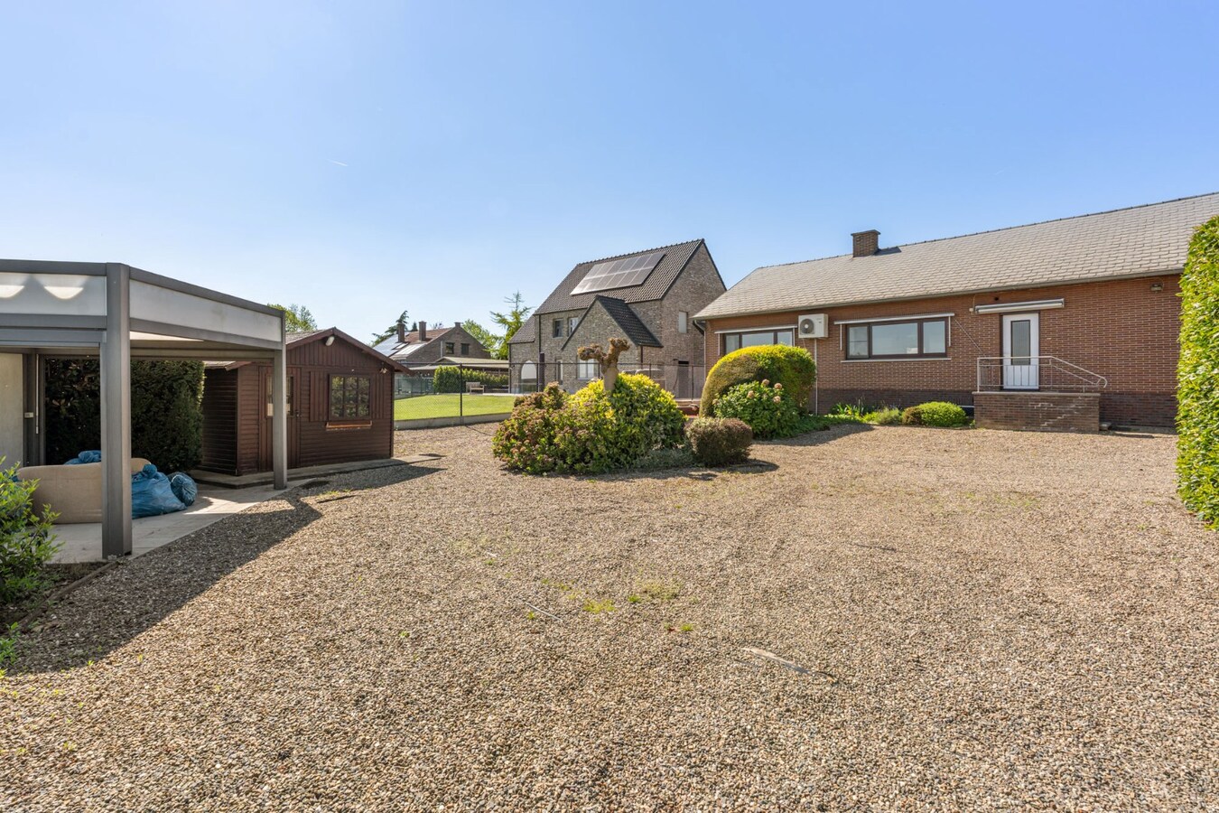 Gelijkvloerse gezinswoning op een ruim perceel van 9a51ca op een rustige locatie met uitzicht op achterliggende weilanden! 