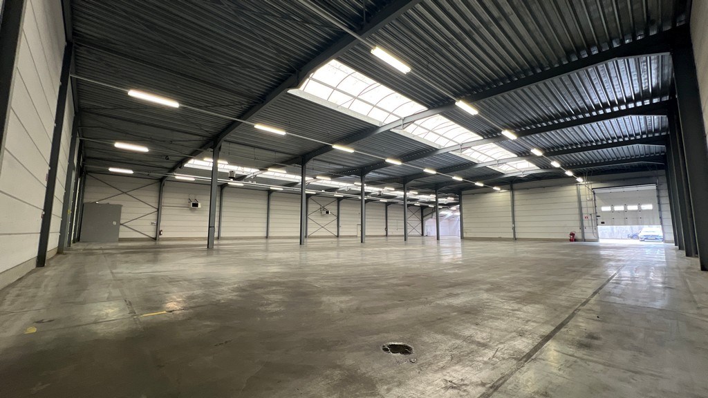 Bedrijfsgebouw met laadkades en kantoren te koop in Ronse