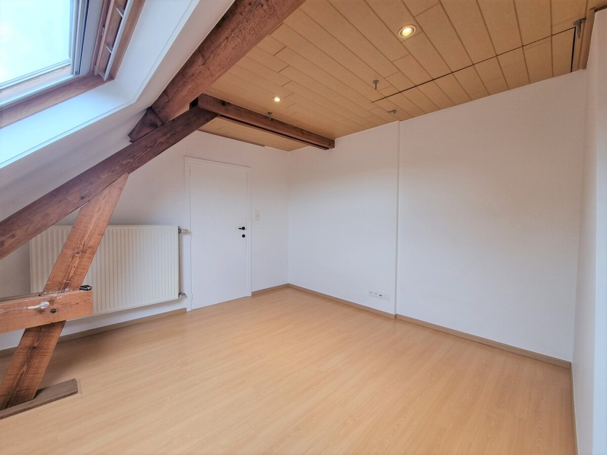 Ruim duplex-appartement met 2 slaapkamers en 2 badkamers op centrale ligging. 