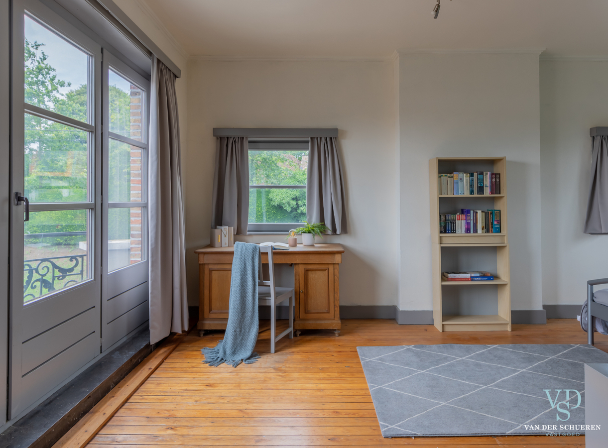 Authentieke herenwoning met atelier / bureau's. 