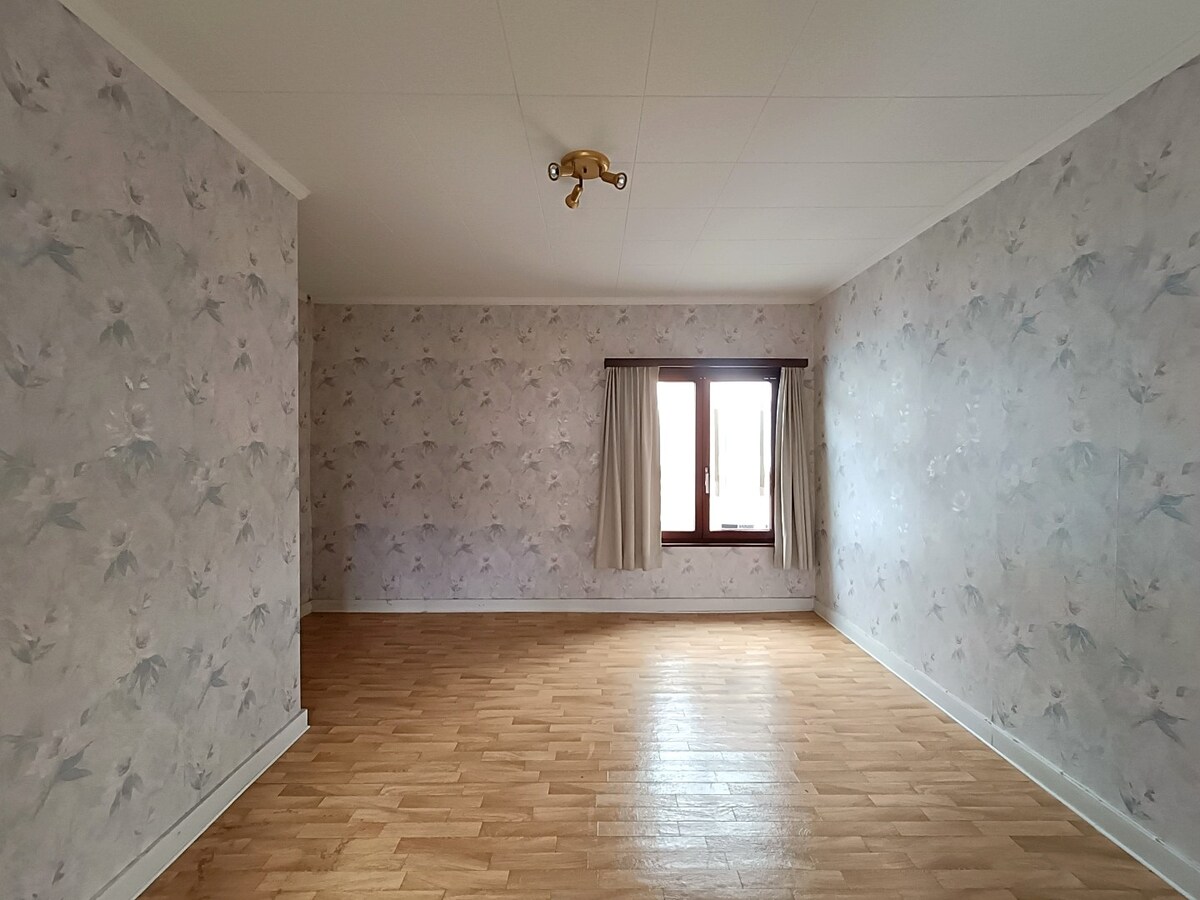 Te renoveren, lichtrijke woning met stadskoer in het hart van Assebroek. 