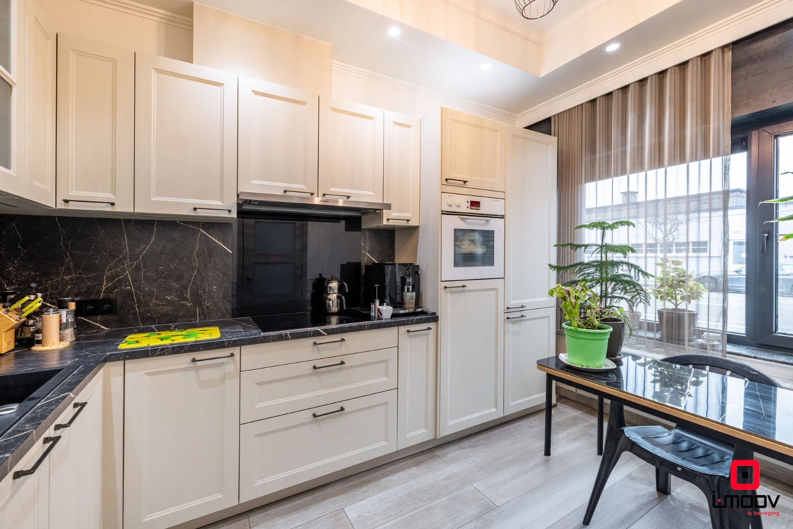 Hoogwaardig gerenoveerde stadswoning met 4 slaapkamers en zuidgericht dakterras 