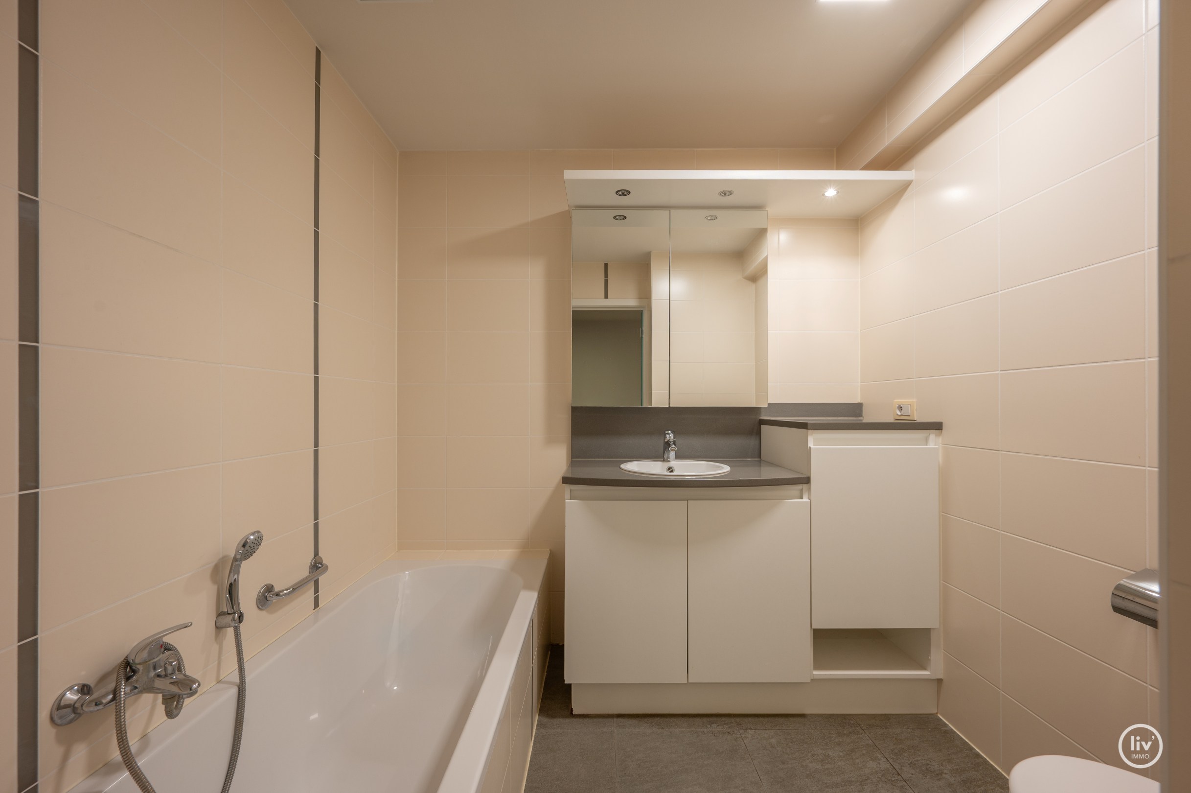 Dit charmante appartement onderscheidt zich door een uitzonderlijke gevelbreedte van maar liefst 9 meter en een ideale oriëntatie aan de zonnekant van de Lippenslaan. 