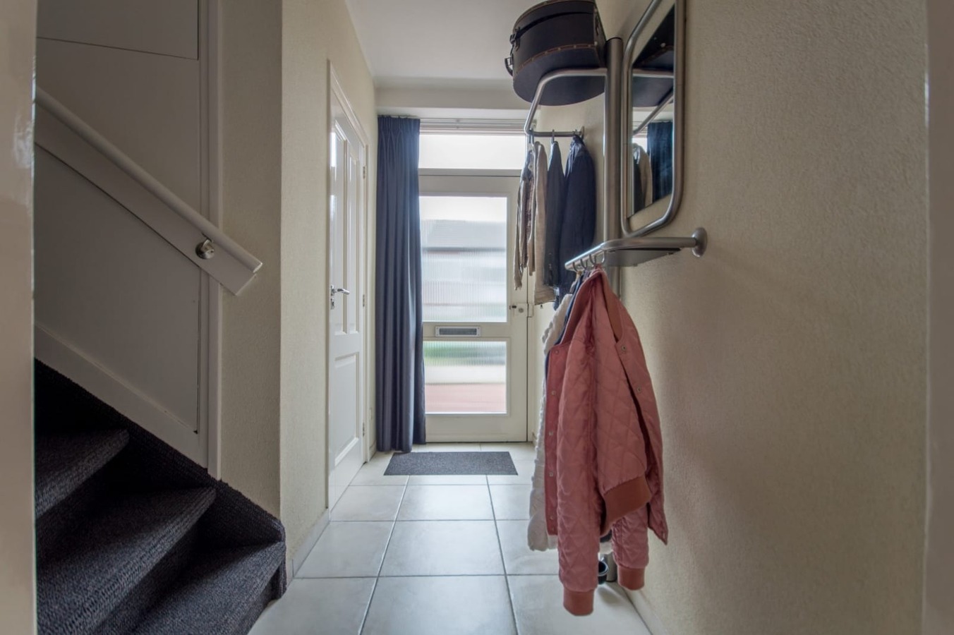 Sfeervolle en gunstig gesitueerde tweekapper met garage, berging en vrije achterom gelegen op 221 M². Deze woning ligt op loopafstand van het centrum van Hilvarenbeek. 