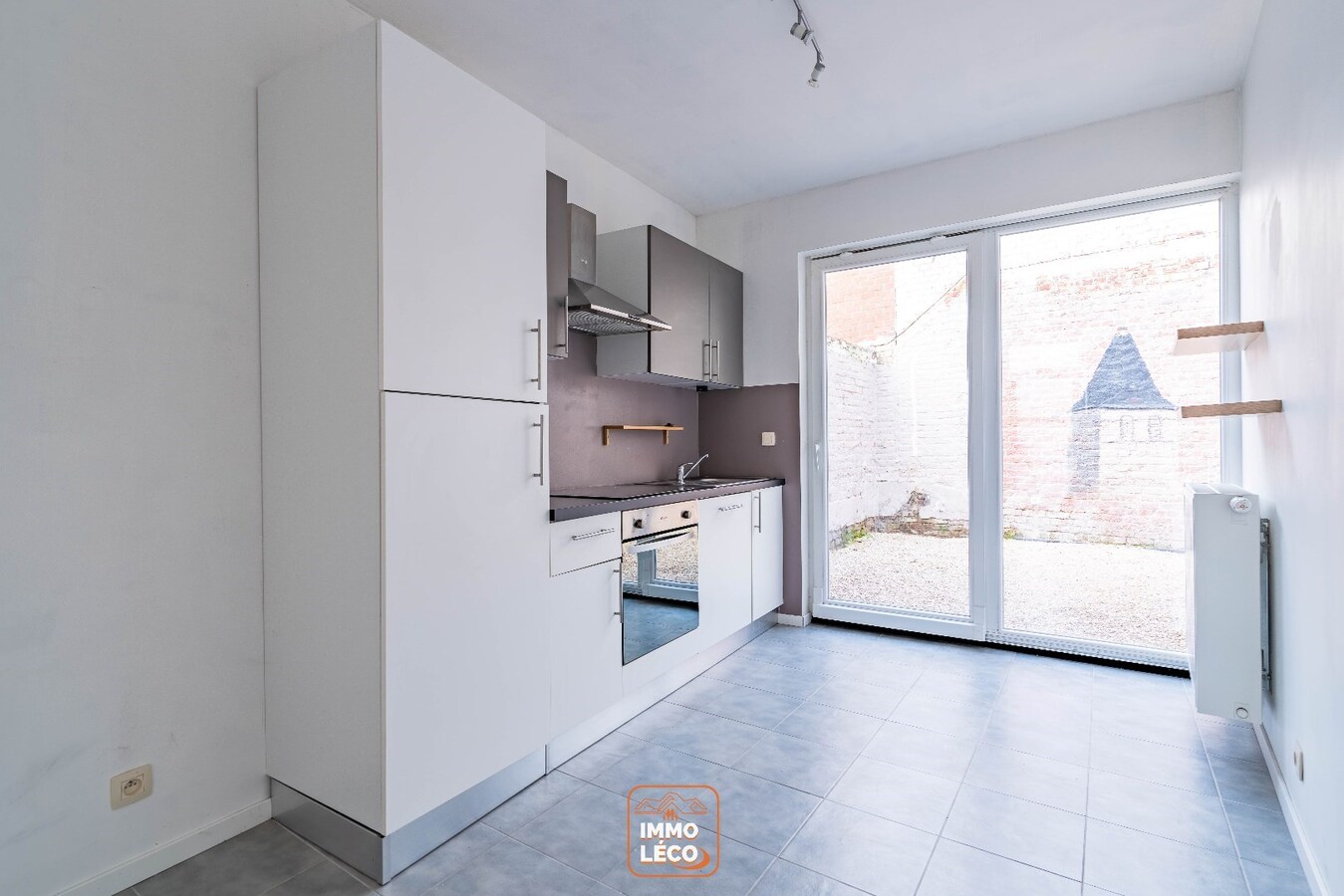 Maison rénovée 2 chambres et grande terrasse/cour, en plein centre de Dottignies ! 