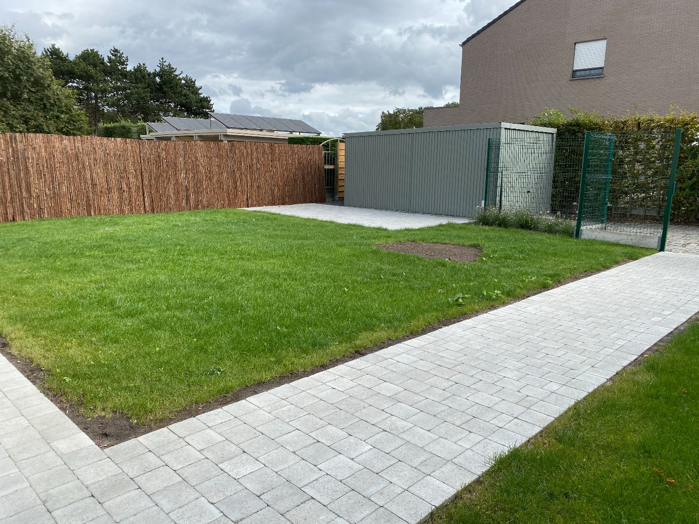 Charmante gerenoveerde halfopen woning met 2 slaapkamers, tuin en garage 
