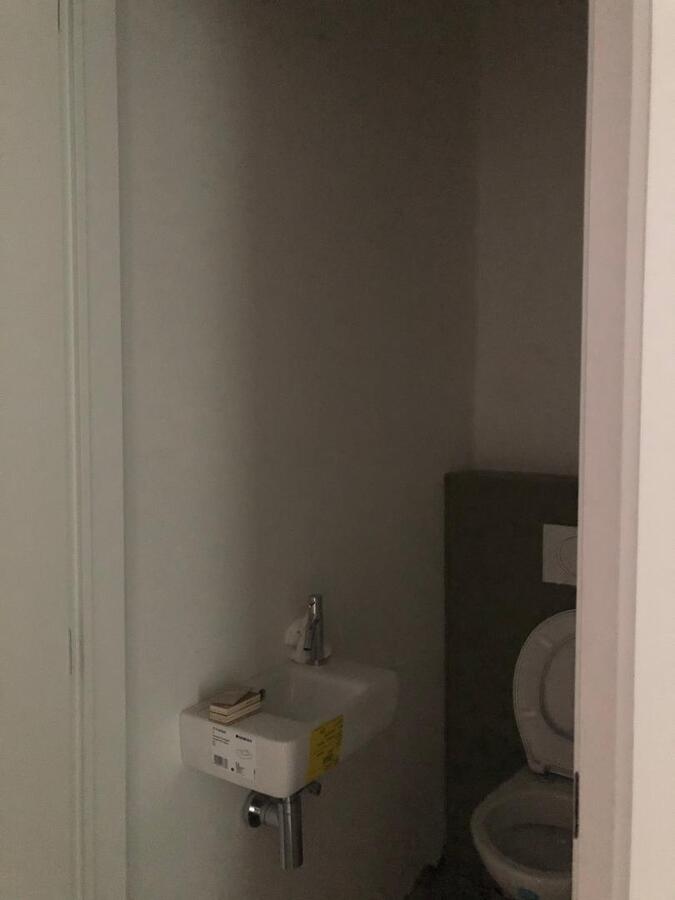 Splinternieuw gelijkvloers handelspand (winkel of kantoor). 