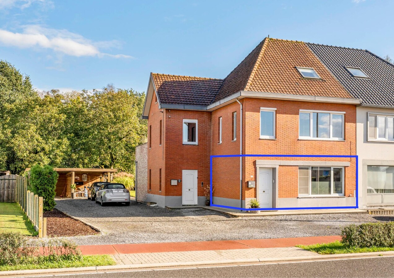 Comfortabel, gelijkvloers appartement mét ruime tuin en carport! 