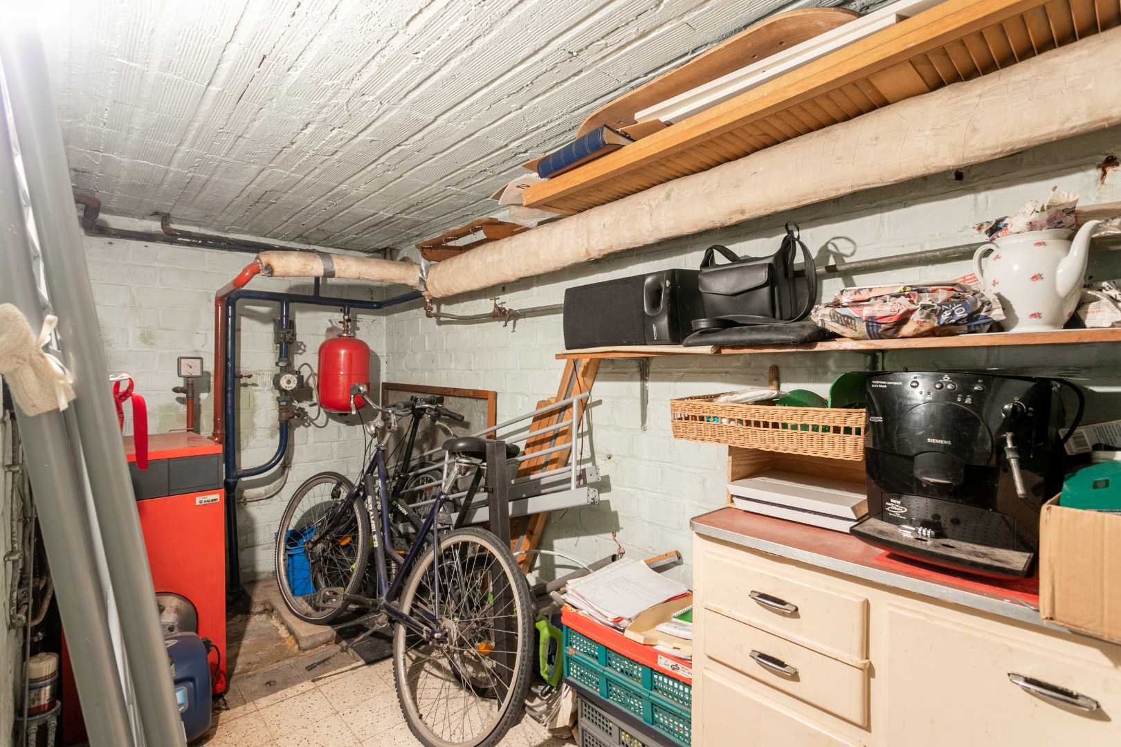 Op te frissen 3-gevel woning met 3 slpk te Halle 