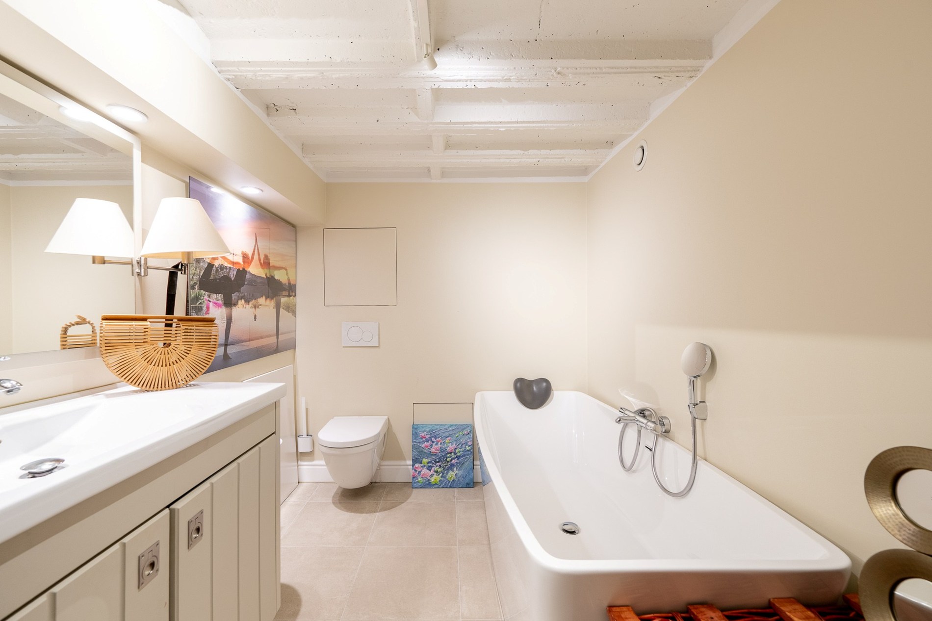 Gelegen in een rustige en uiterst gegeerde residentiële wijk van Knokke, biedt deze volledig gerenoveerde woning een perfecte combinatie van hedendaags comfort, licht en verfijnde elegantie 