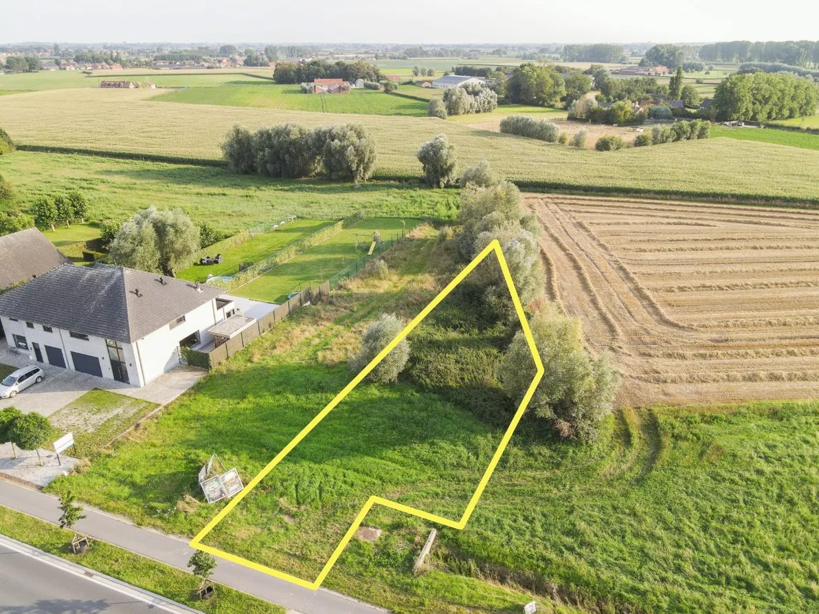 Ruime perceel (851 m²) voor halfopen bebouwing met landelijke verzichten te Torhout 