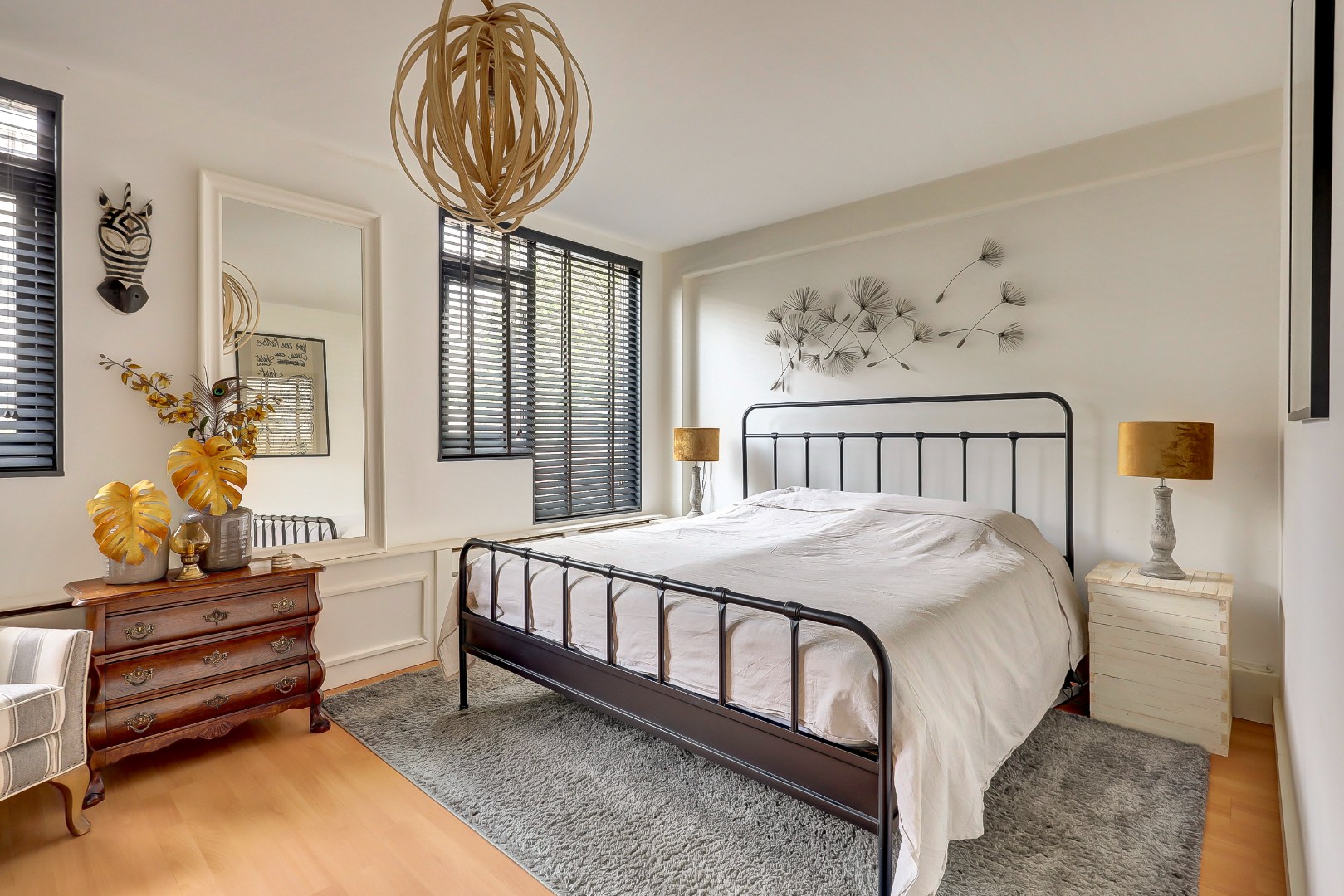 Instap klaar en moderne 4-kamer hoekwoning met 3 ruime slaapkamers, fraaie keuken en badkamer, onderhoudsvriendelijke tuin en gelegen op eigen grond. 