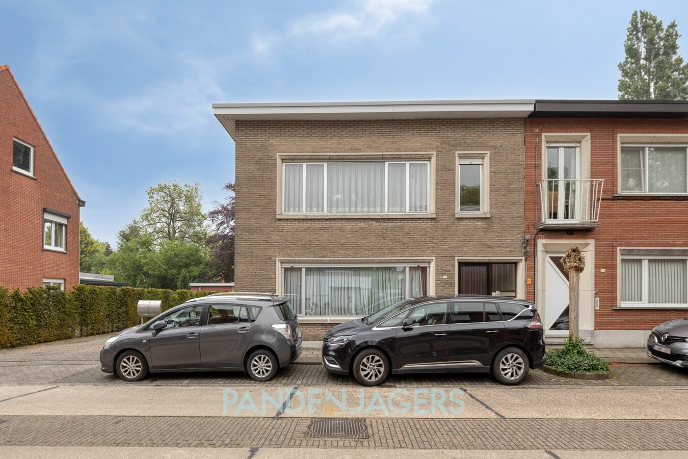 Kleinschalig gebouw met 2 appartementen en 5 garageboxen te Brasschaat 