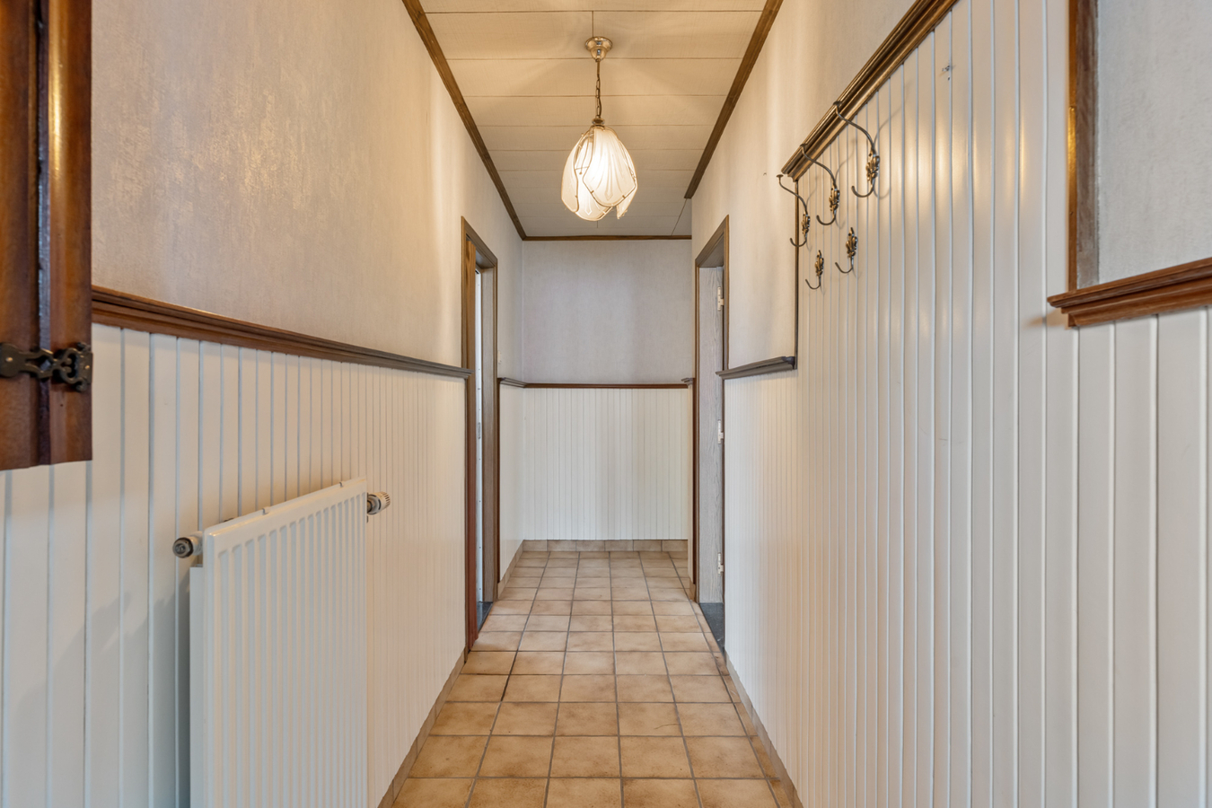 Op te frissen, halfvrijstaande gelijkvloerse woning gelegen in een rustige omgeving op 8a58ca. 