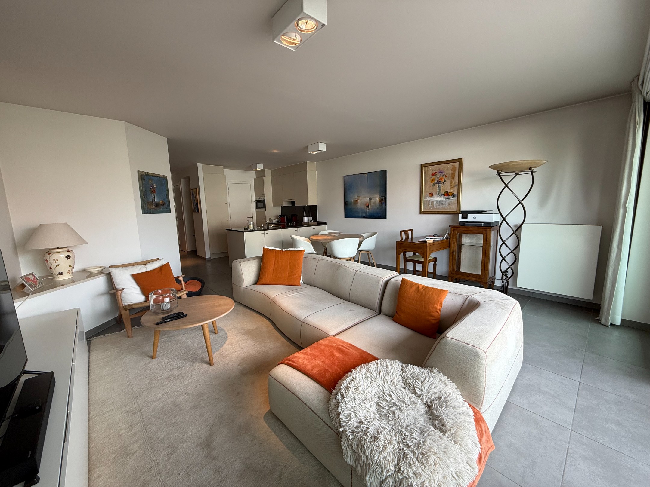 Heel goed gelegen en netjes onderhouden appartement met een open zicht en 2 slaapkamers gelegen in de Koningslaan, vlakbij de Zeedijk. 