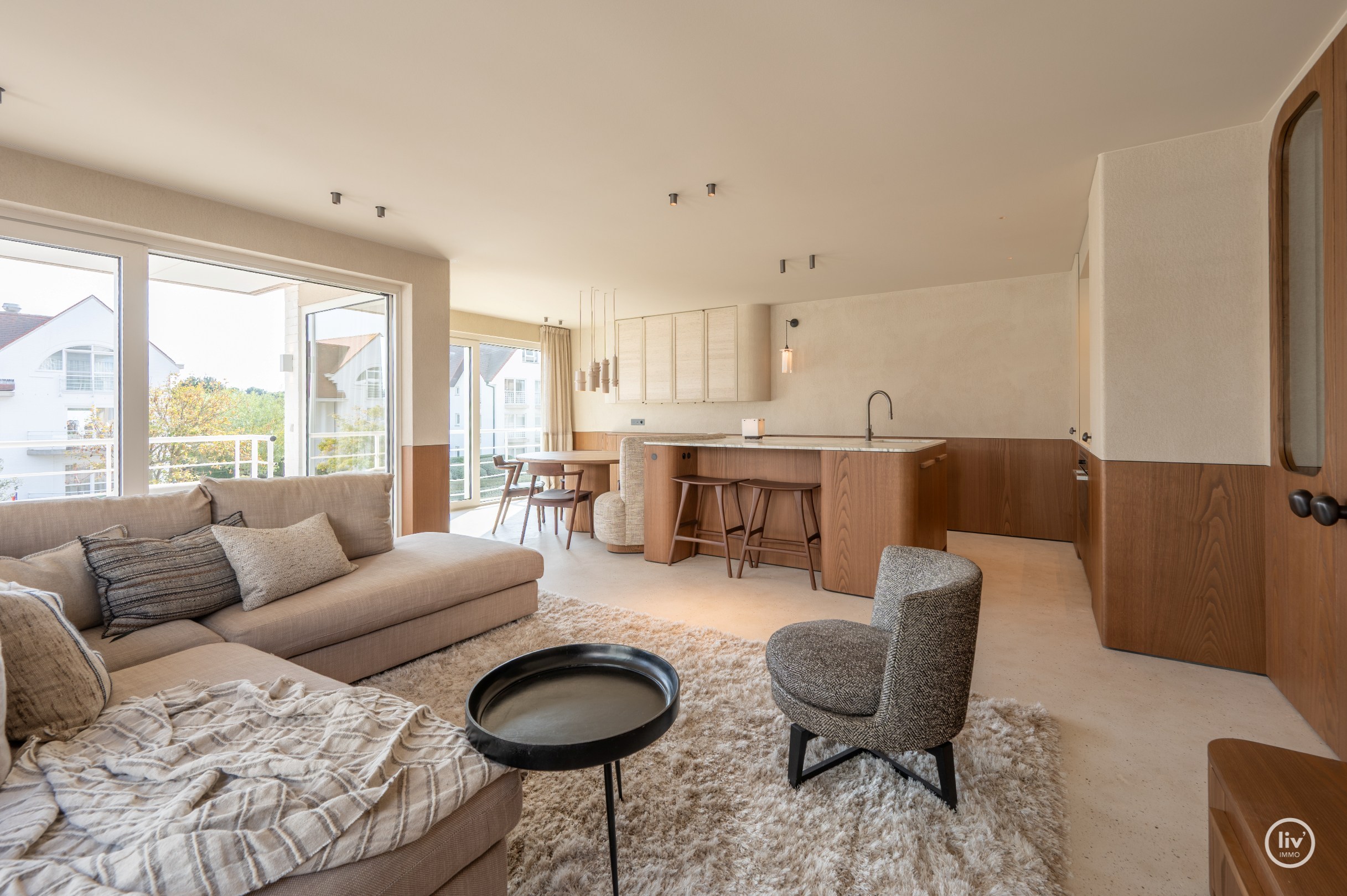 Appartement d'angle entièrement rénové et de haute qualité dans une résidence de standing au cœur du Zoute. 