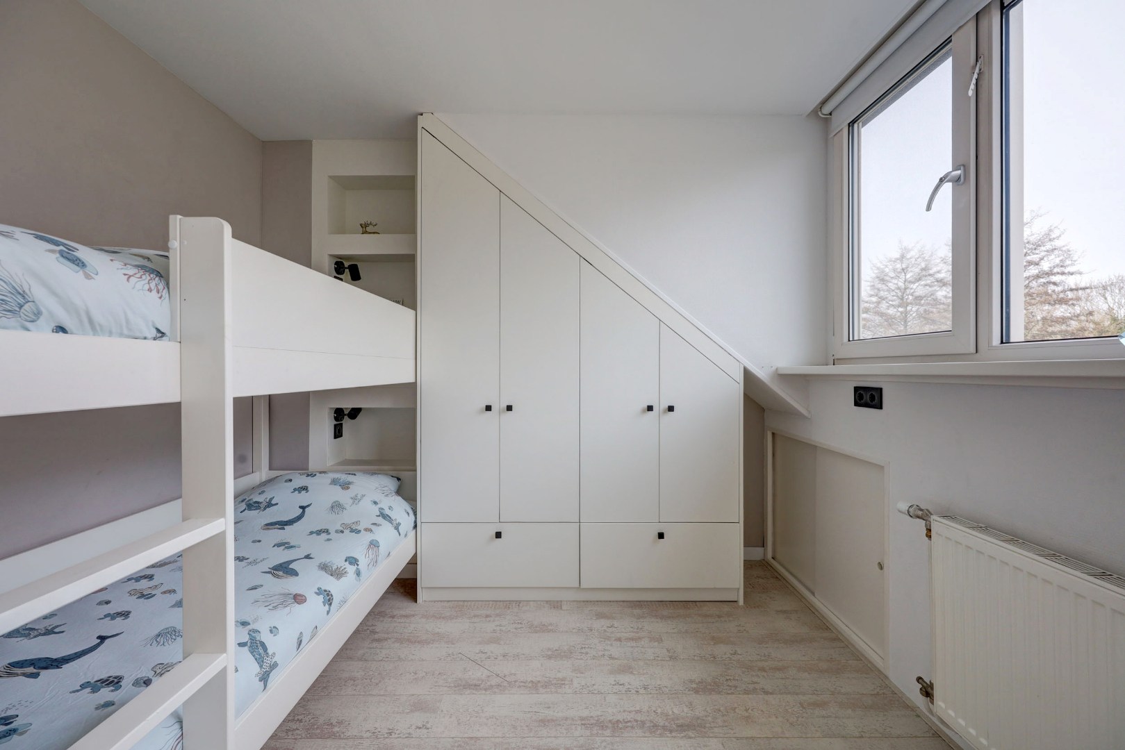 Energiezuinig (A++) en instapklaar 6-kamer gezinswoning met luxe keuken, vijf slaapkamers en zonnige tuin op het zuidoosten 