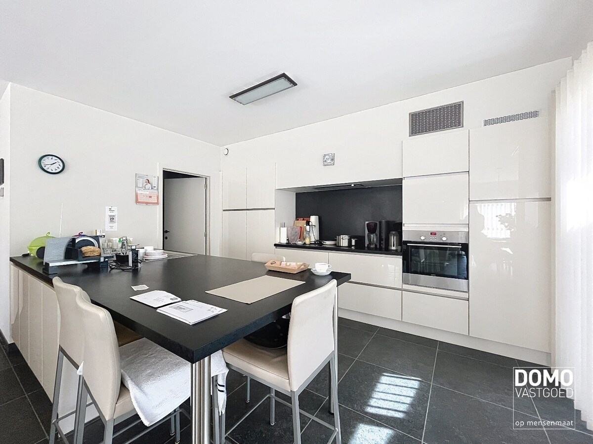 RUIM APPARTEMENT VAN 120 M² MET TERRAS, LIFT, 2 SLAAPKAMERS EN AUTOSTANDPLAATS GELEGEN TE CENTRUM KERMT 