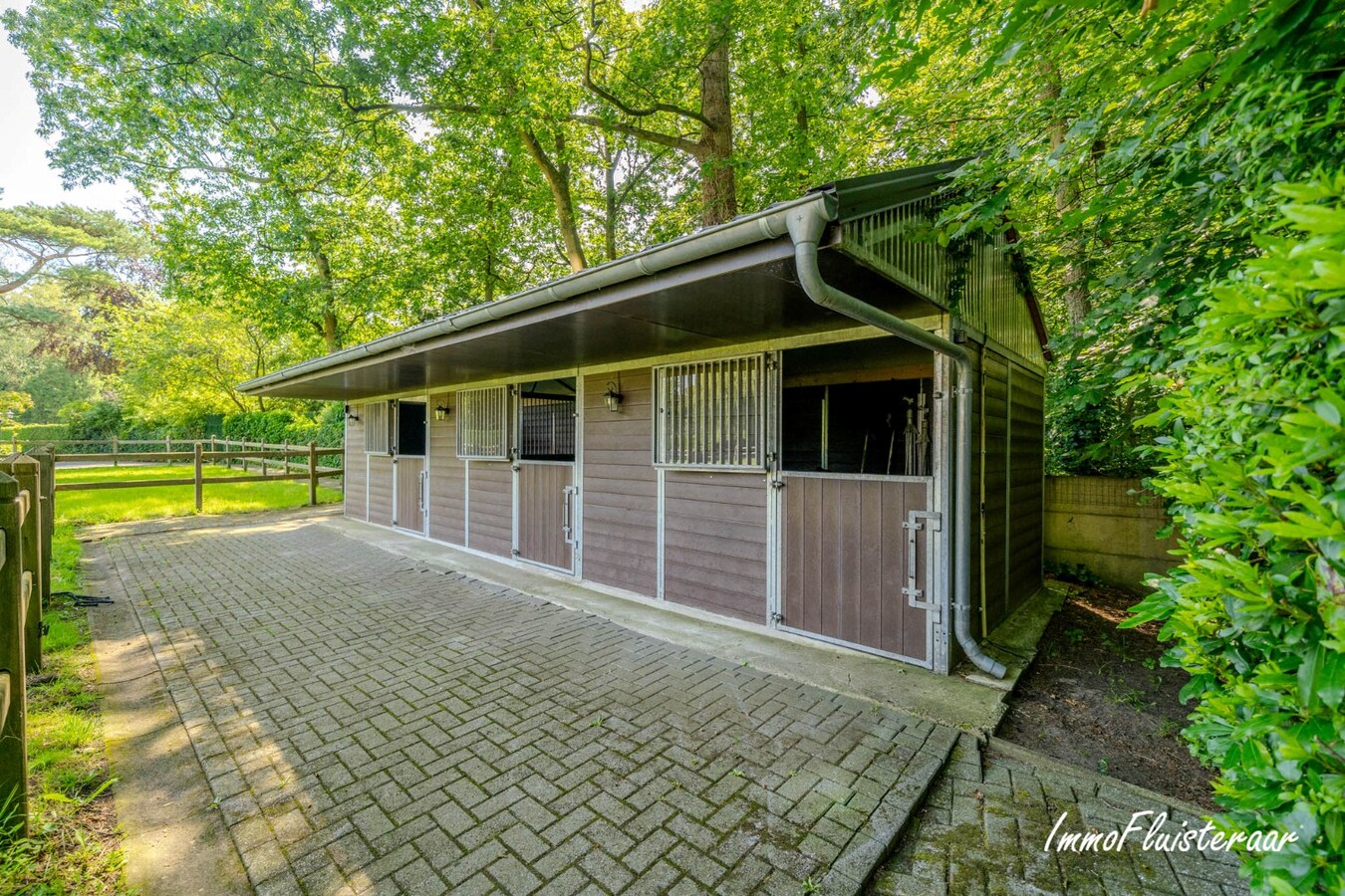 Exclusief eigendom met twee volwaardige, zelfstandige villa-woningen, een conciërgeverblijf en luxueuze paardenfaciliteiten op ruim 2 ha te Brasschaat 