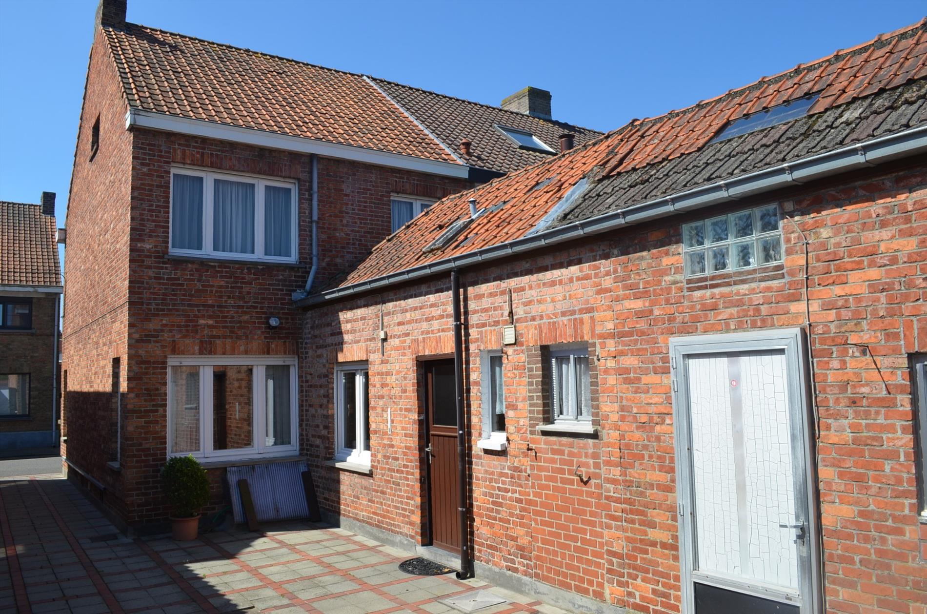 Te renoveren HoB met 3 slpks, garage en tuin gelegen te centrum Maldegem 