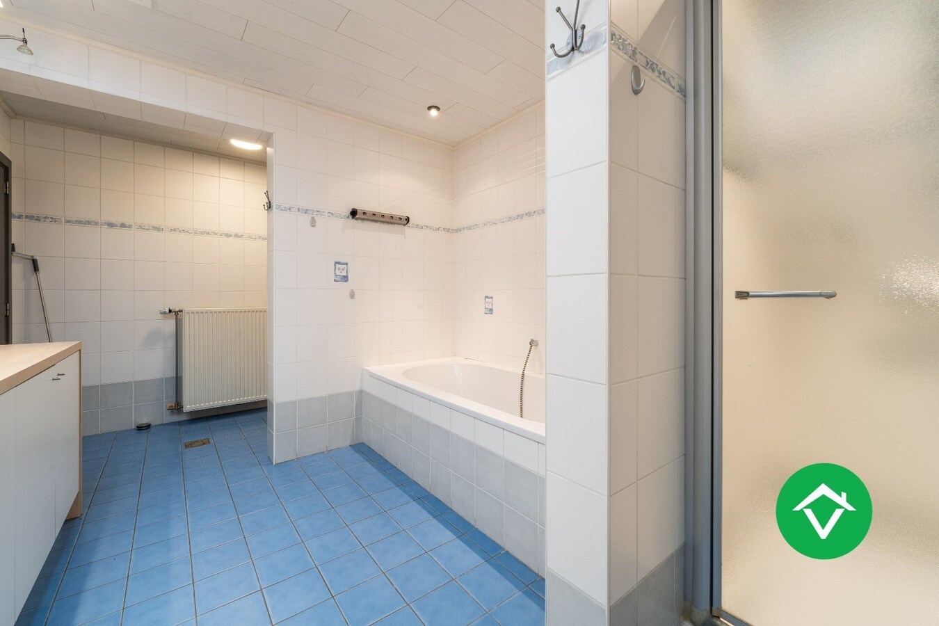Woning met appartement te koop in het centrum van Eernegem 
