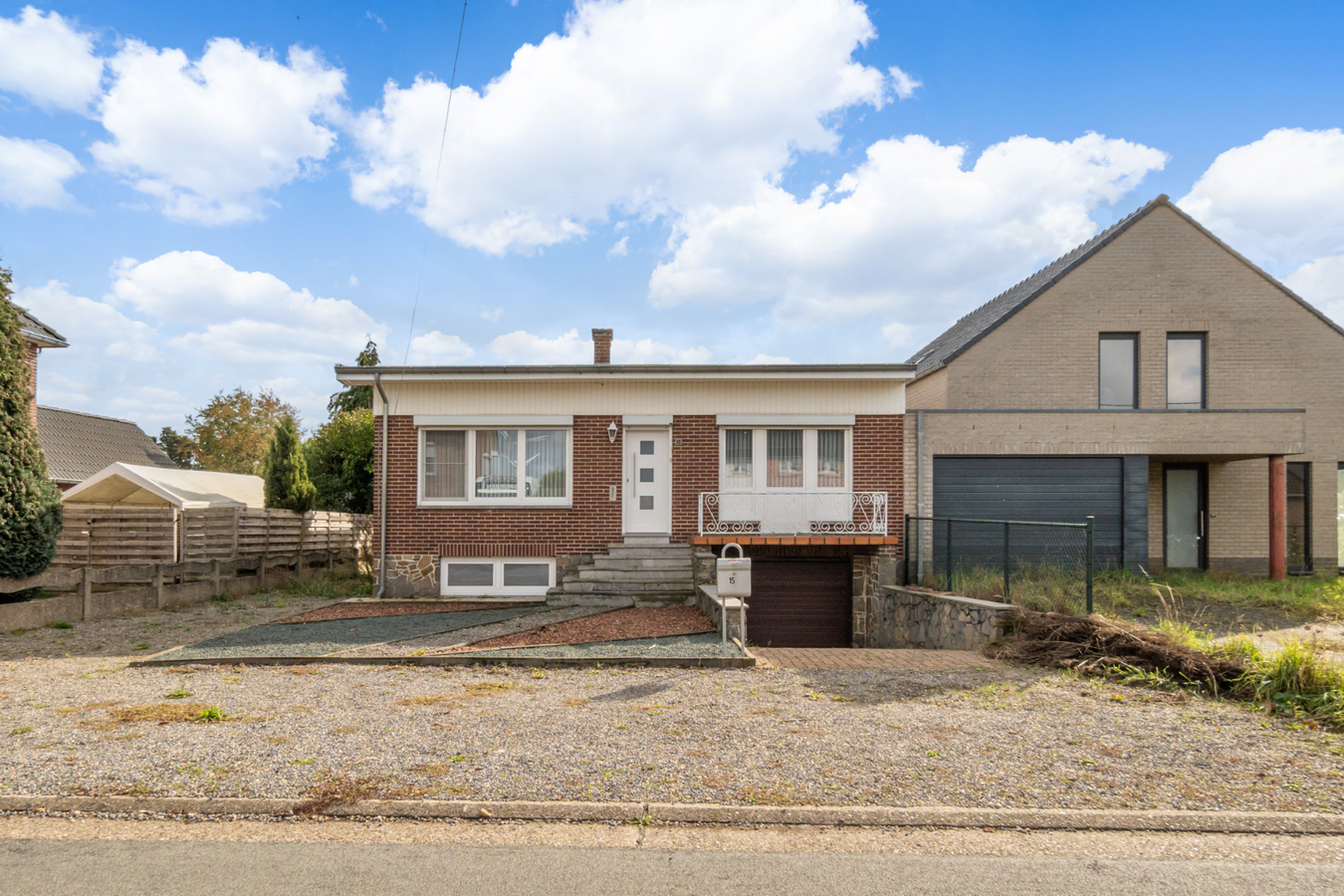 Op te frissen, halfvrijstaande gelijkvloerse woning gelegen in een rustige omgeving op 8a58ca. 