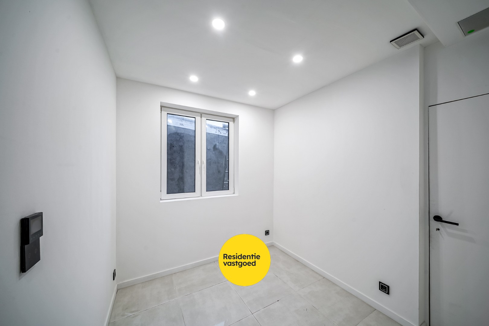 Recent gerenoveerde hoekwoning met garage, koer én dakterras in Stene 