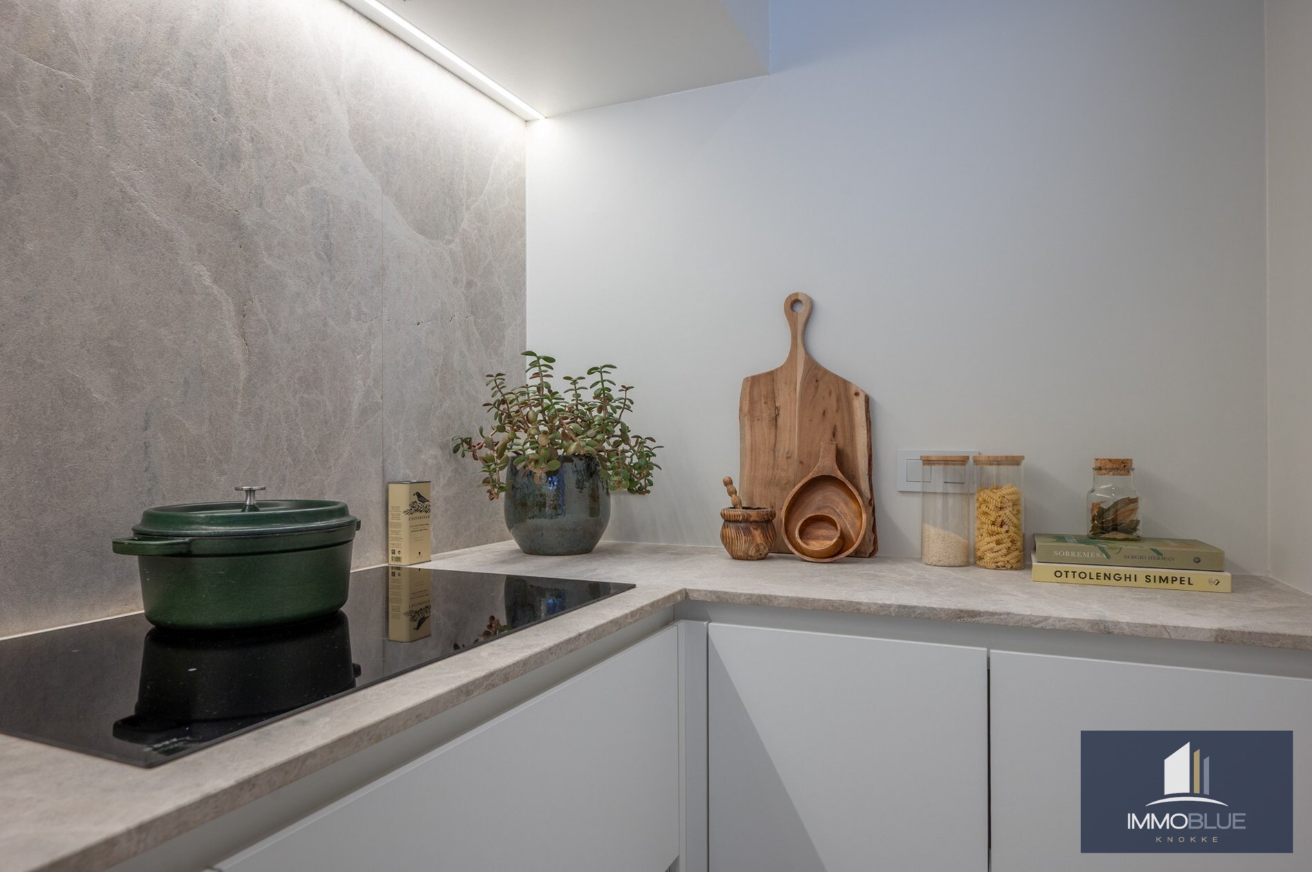 Stijlvol en volledig gerenoveerd appartement op wandelafstand van zee en het commerciële centrum. 