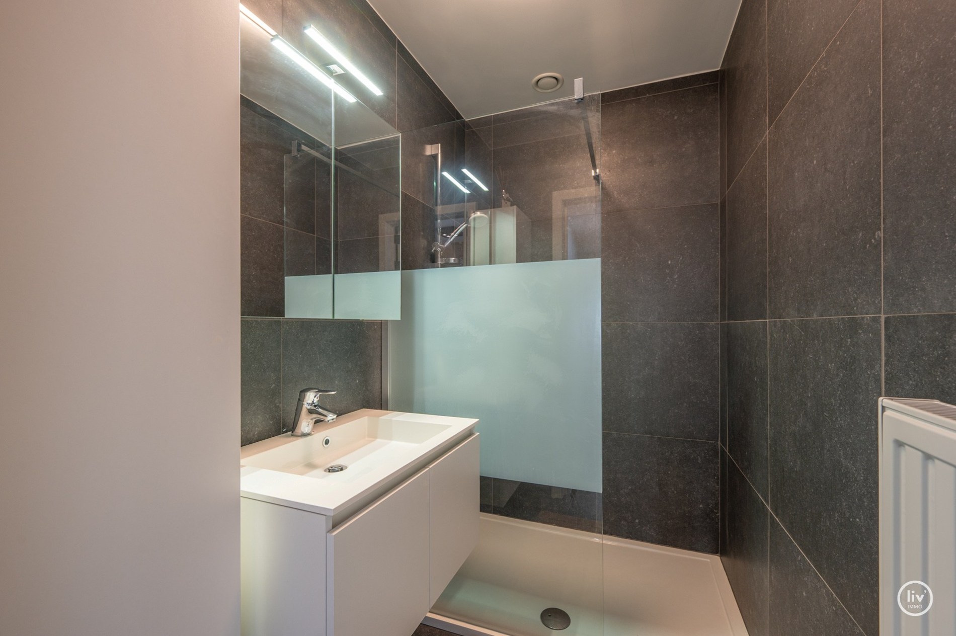 Prachtige halfopen woning met 5 slaapkamers en mooie tuin gelegen in Knokke. 