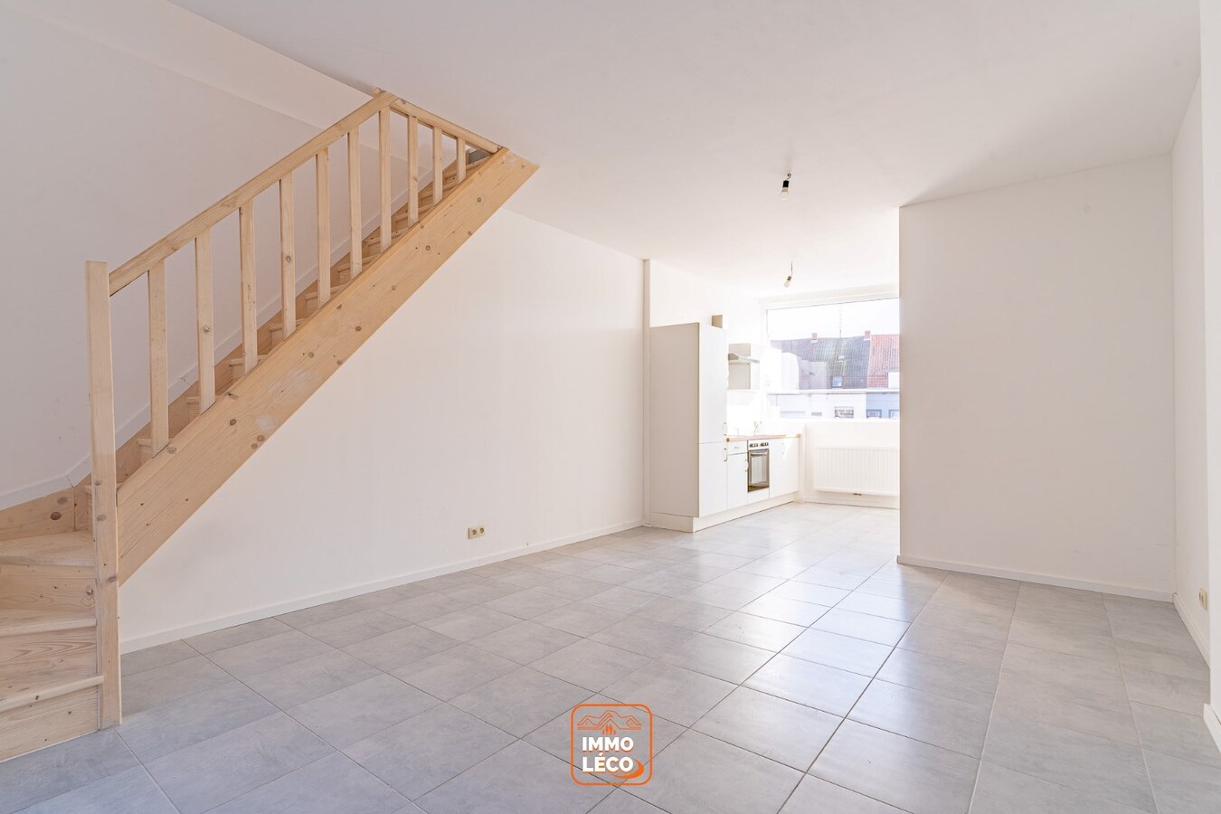 Maison entièrement rénovée tout récemment avec 3 chambres et terrasse! 