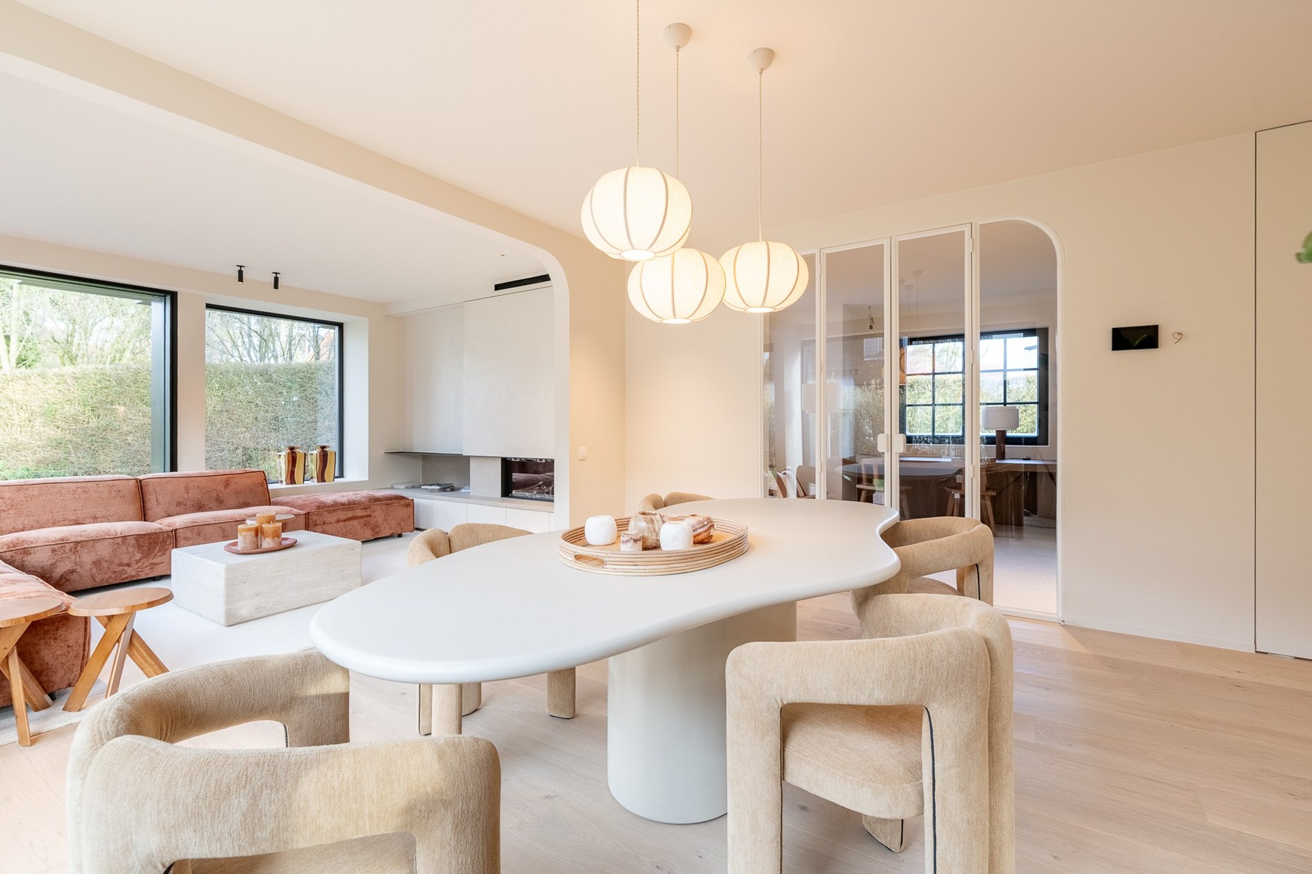 Luxueus gerenoveerde koppelvilla met zwembad in de Noordzeelaan te Knokke. 