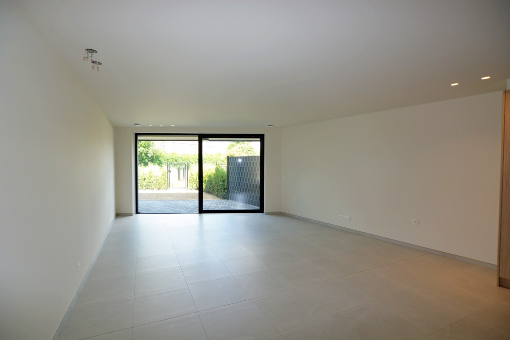 Gelijkvloers nieuwbouwappartement 124 m² met 2 slpk, tuintje en 2 autostandplaatsen. 