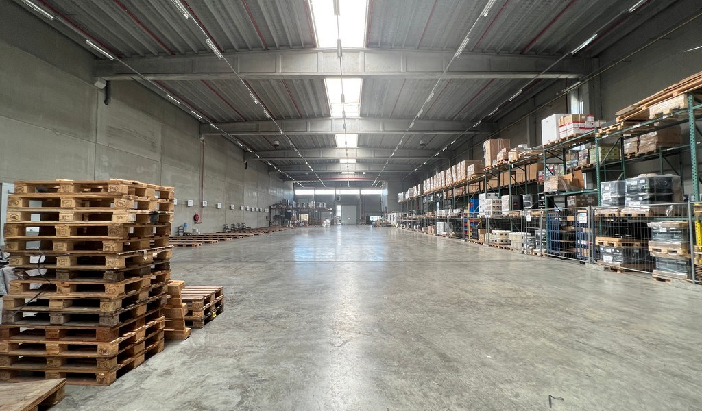 Magazijnen met kantoor te huur in Industriepark-Noord in Sint-Niklaas