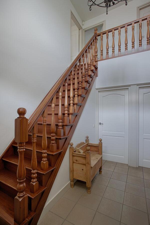 Vrijstaande woning met grote garage, 4 slaapkamers en ruime zolderverdieping. 