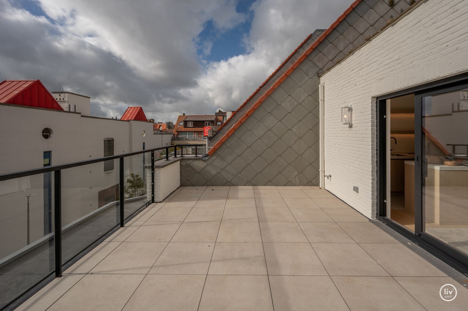 Gerenoveerd penthouse met 2 slaapkamers centraal gelegen op de August Dansestraat te Knokke. 