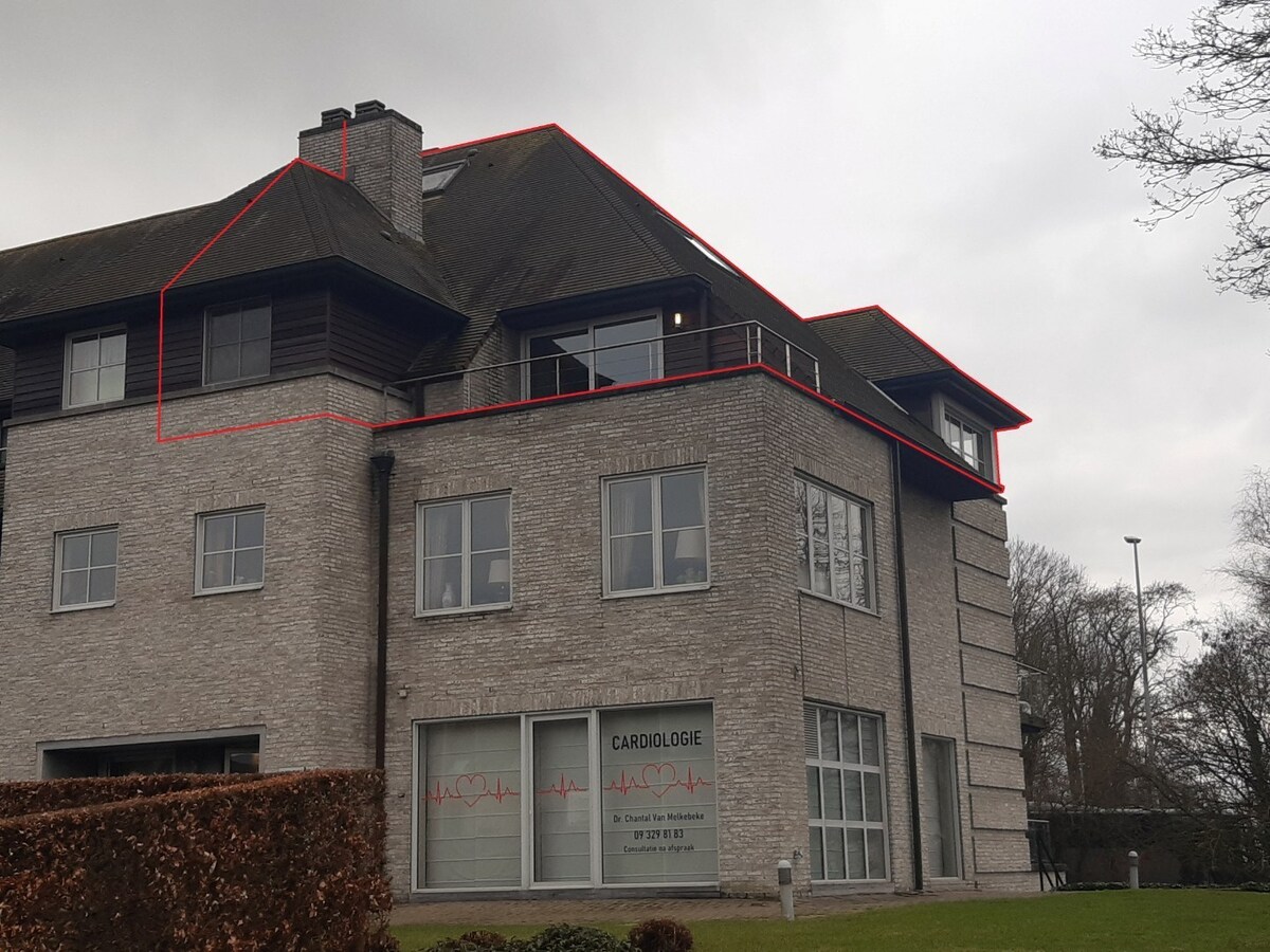 Ruim appartement met 2 terrassen naast Carrefour. 