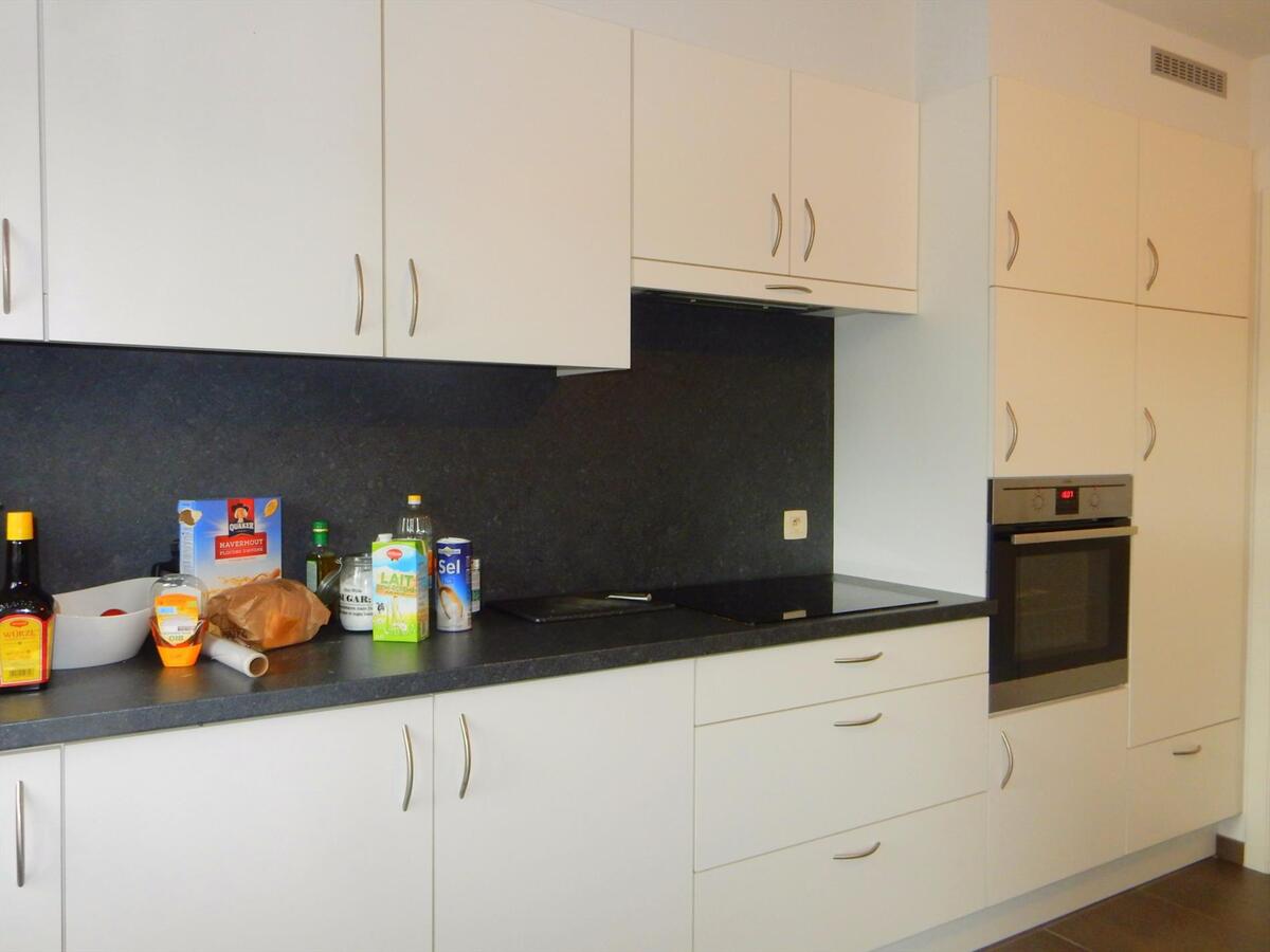 Vernieuwd appartement met 2 slpk 