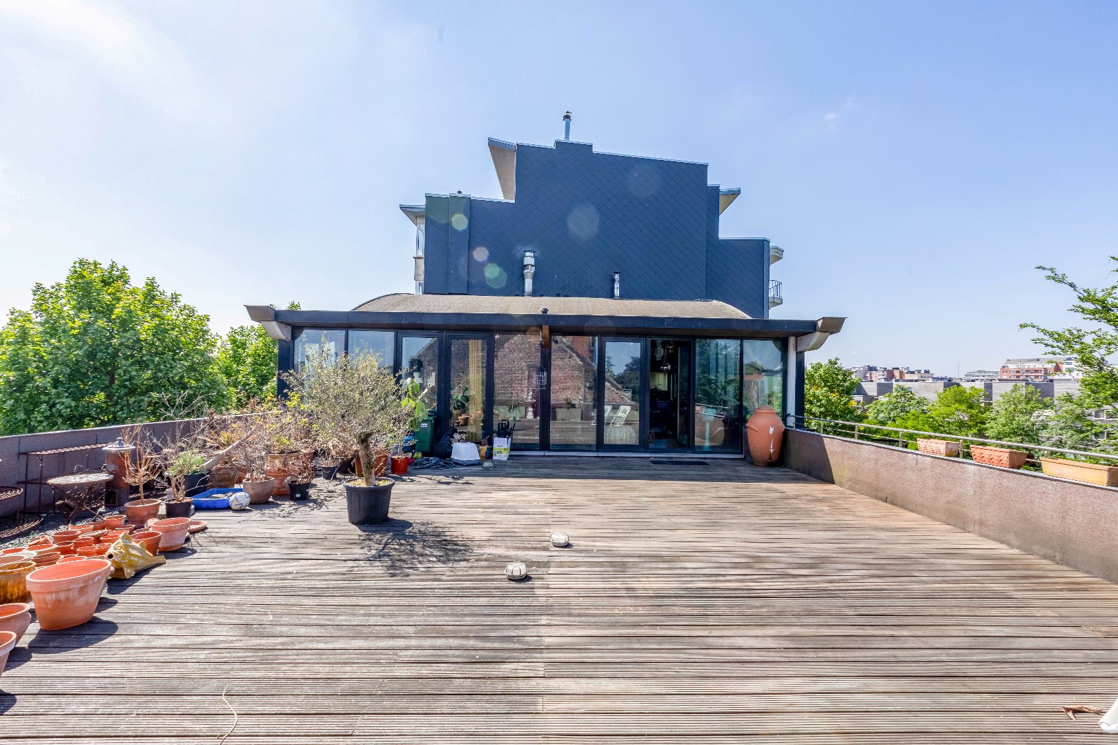 Unieke penthouse met prachtig terras en garagebox te Visserij 