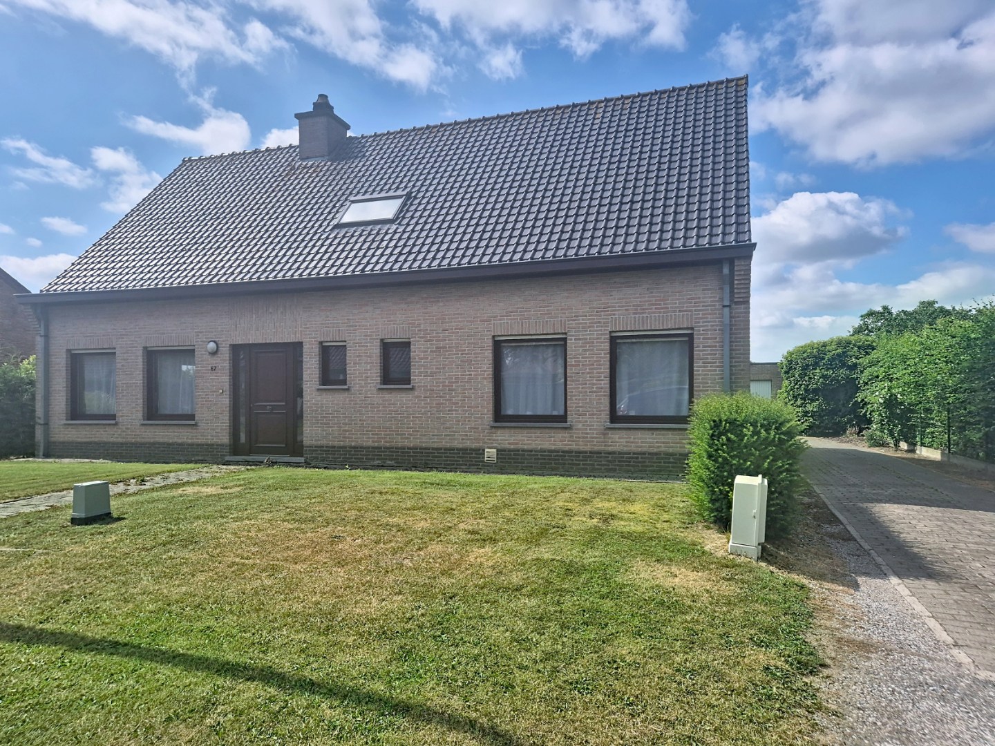 Woning met 4 slpks, tuin en dubbele garage 