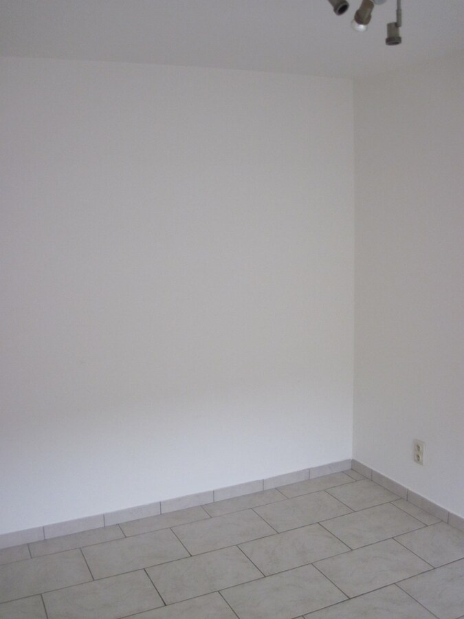 Bijzonder ruim appartement in hartje Kruishoutem. 